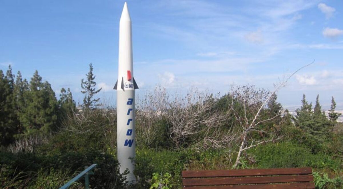 إسرائيل تختبر درعها الصاروخية "آرو"