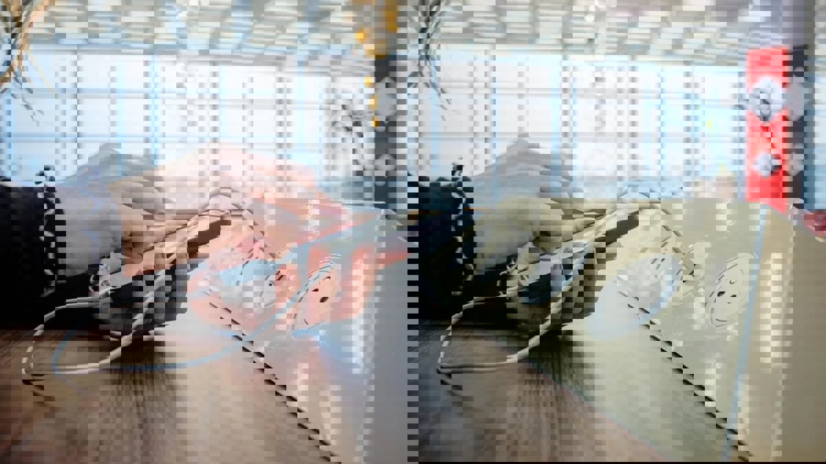 تحذيرات من استخدام محطات شحن الهواتف العامة 