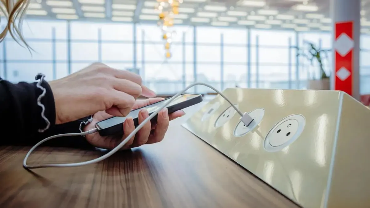 تحذيرات من استخدام محطات شحن الهواتف العامة 