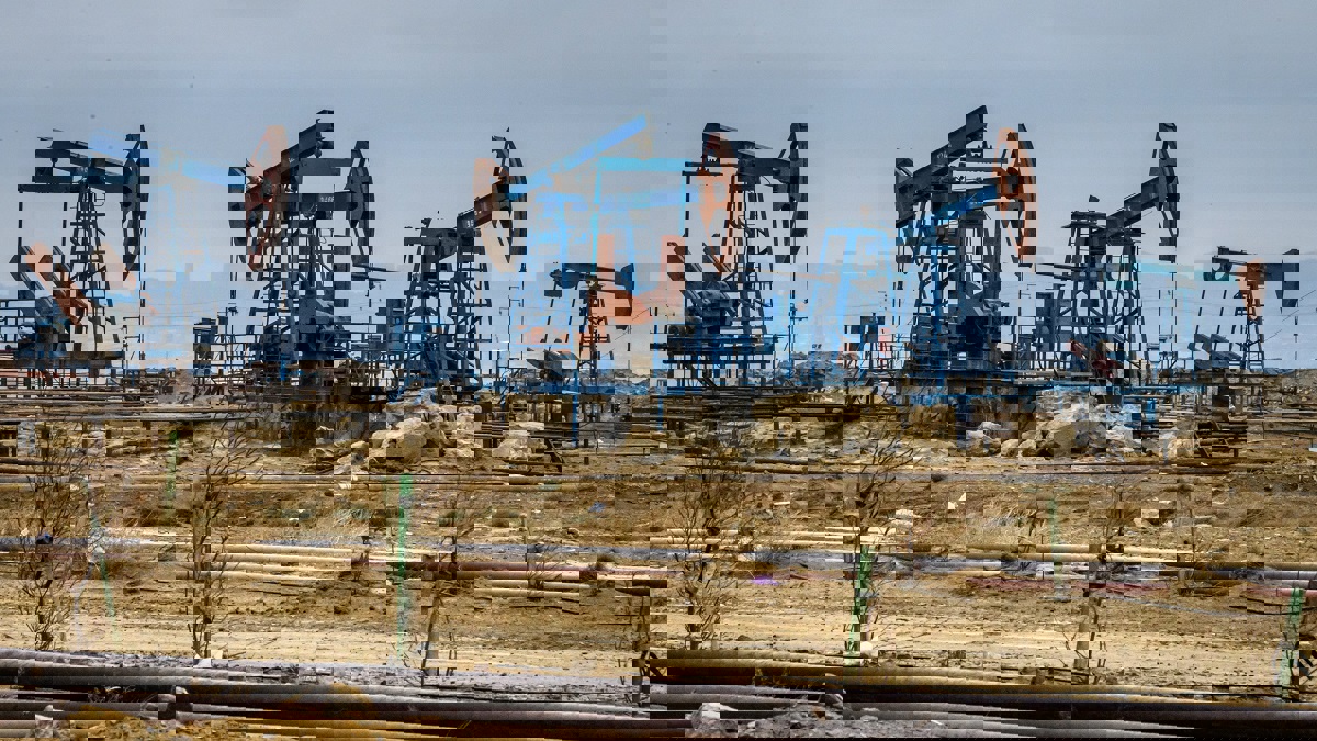 النفط يصعد قبل اجتماعات "أوبك" بدعم من انخفاض المخزونات الأمريكية