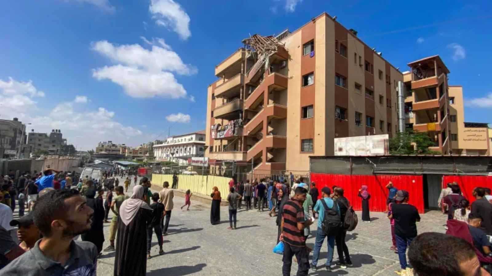 الجيش الإسرائيلي يقر بقصف مجمع ناصر الطبي ويفتح تحقيقا