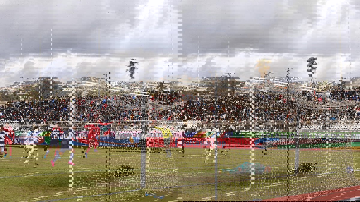 استئناف مباراة لبنان وسوريا بعد إخلاء الملعب من الجماهير إثر أحداث شغب