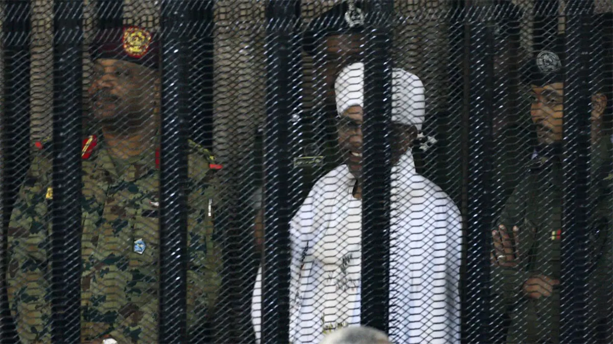 في محاكمته بتهمة الفساد.. البشير يزعم تلقي أموال من الإمارات والسعودية