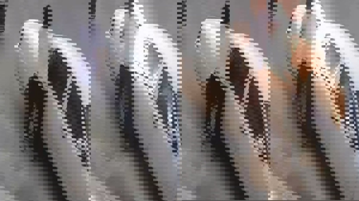 مجهول يحرق مركبة متعمدًا في جدة السعوديّة (فيديو)