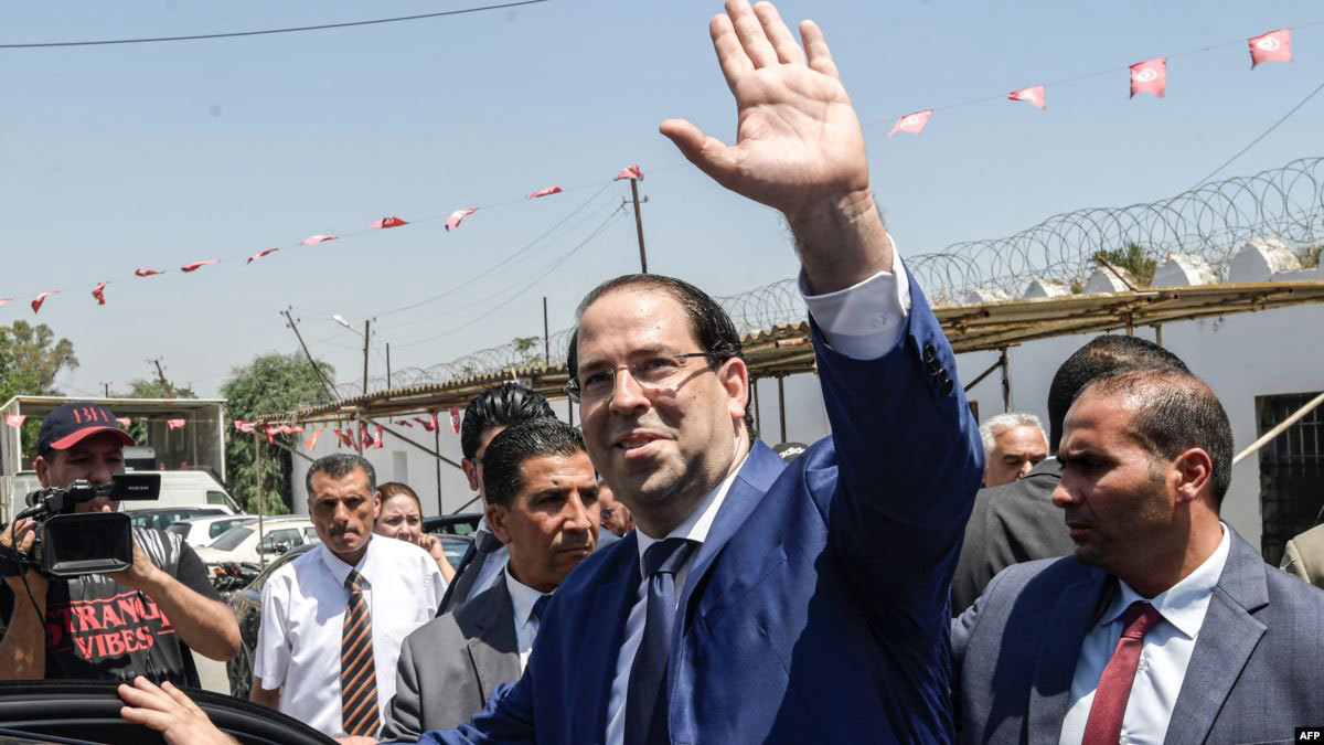 بعد طرده من 4 مدن.. حرق صور يوسف الشاهد في سيدي بوعلي بتونس (صور)