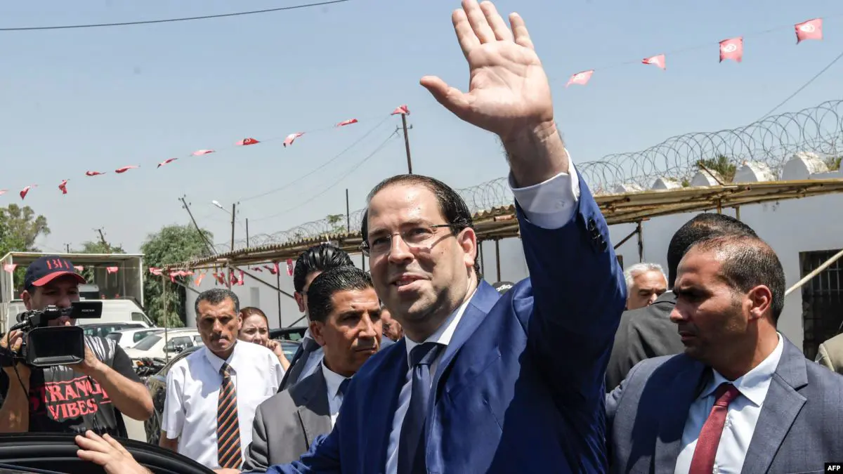 بعد طرده من 4 مدن.. حرق صور يوسف الشاهد في سيدي بوعلي بتونس (صور)