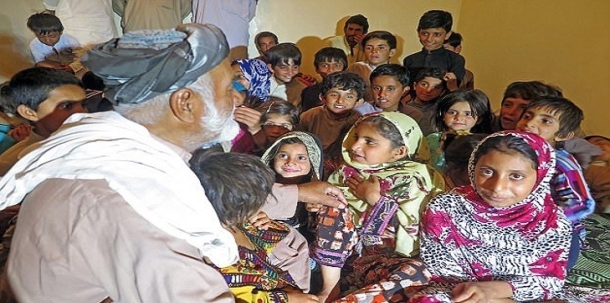 بسبب قوته وفحولته.. سائق شاحنات باكستاني يدّعي أن له 54 ابنًا من 6 زوجات