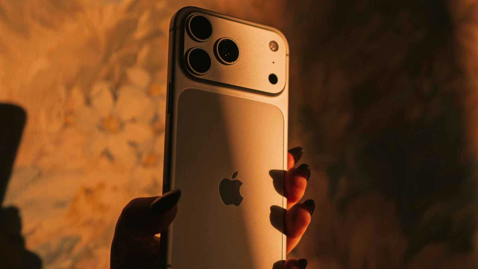 ثورة تصميمية في"أبل".. ما الذي تخطط له الشركة في آيفون 18؟