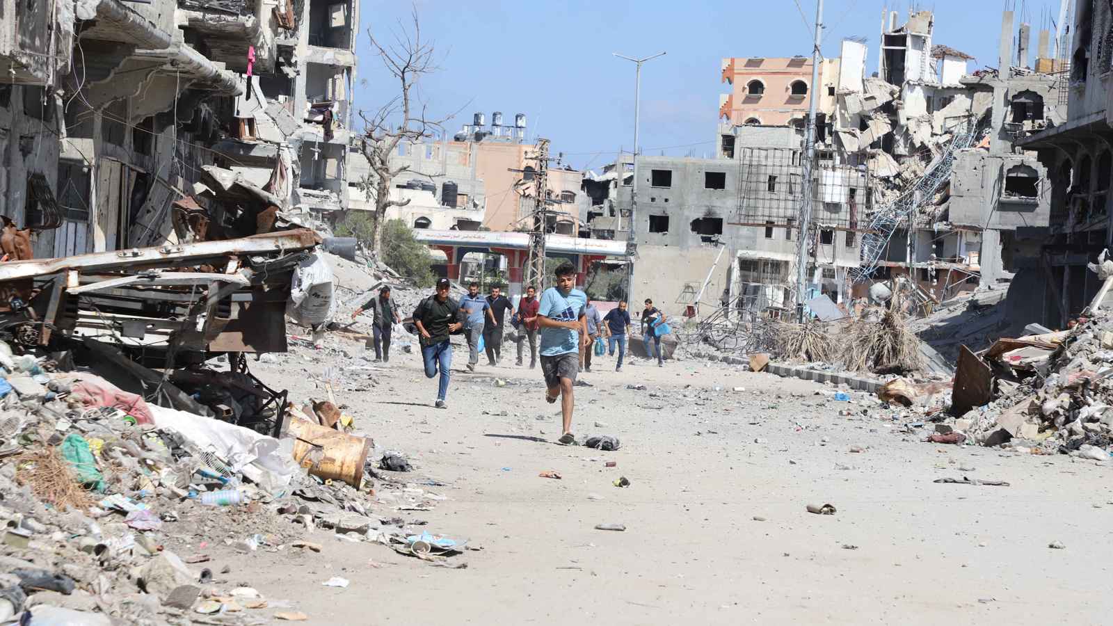 مسيرات إسرائيلية تطلق النار على مدرسة للنازحين في جباليا