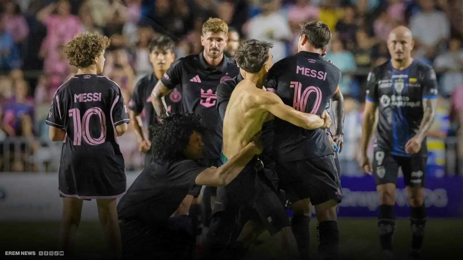 مشجع متهور يطرح ميسي أرضاً في بورتوريكو (فيديو إرم)