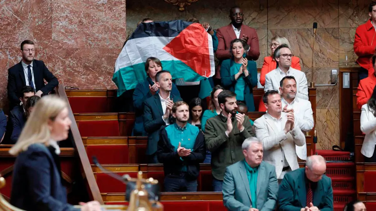 جلبة في البرلمان الفرنسي.. ابتكار طريقة فريدة لرفع العلم الفلسطيني (فيديو)
