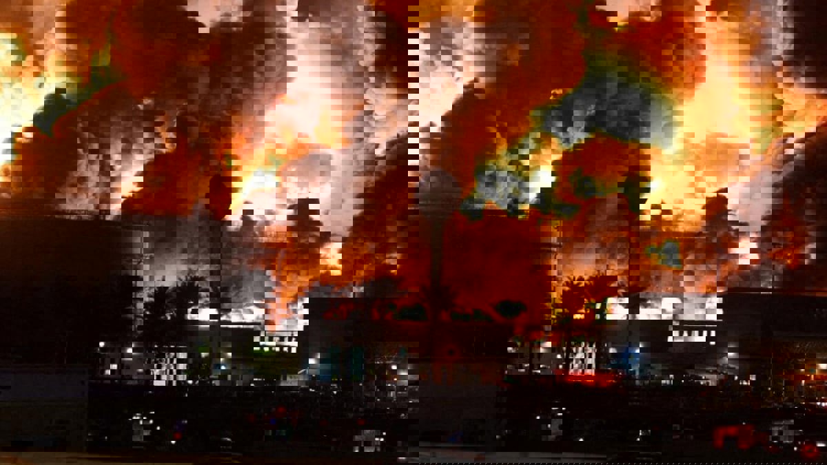 اليمن.. حريق هائل بمحطة وقود في المهرة