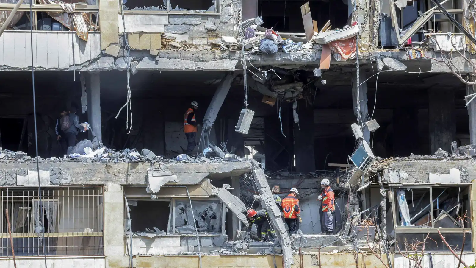 إسرائيل تعلن تدمير 100 برج لحزب الله في بيروت (فيديو)