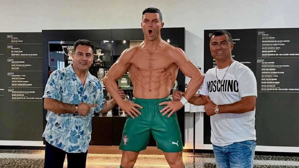 هدية مذهلة من إيران.. كريستيانو رونالدو يضيف مجسما فريدا لمتحفه (فيديو)