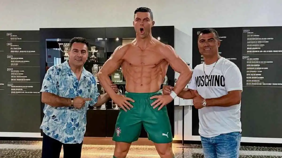 هدية مذهلة من إيران.. كريستيانو رونالدو يضيف مجسما فريدا لمتحفه (فيديو)