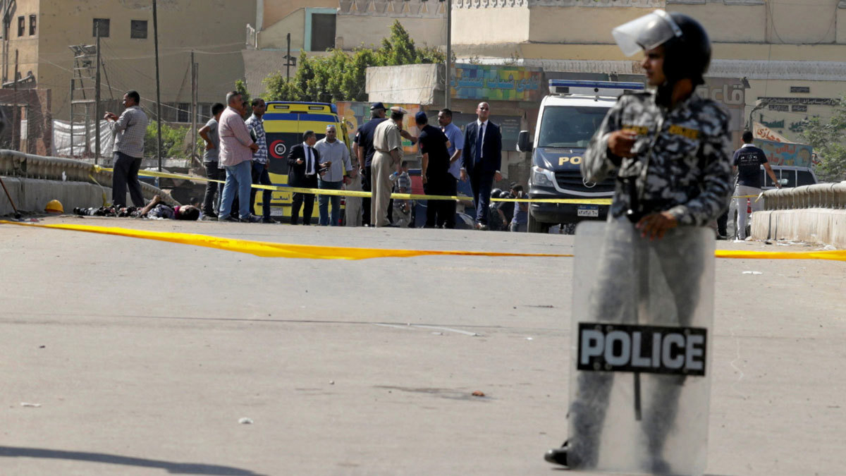 بعد رفضها الرجوع إليه.. مصري يطلق النار على خطيبته السابقة ويحاول الانتحار