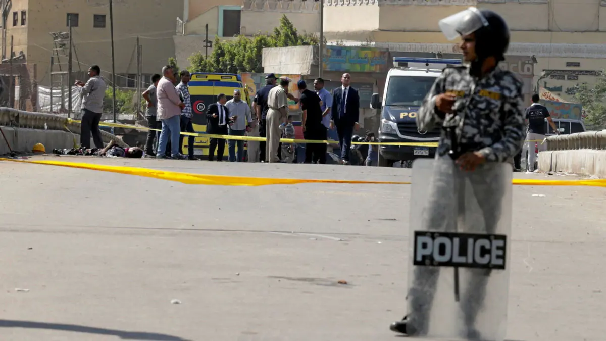 بعد رفضها الرجوع إليه.. مصري يطلق النار على خطيبته السابقة ويحاول الانتحار