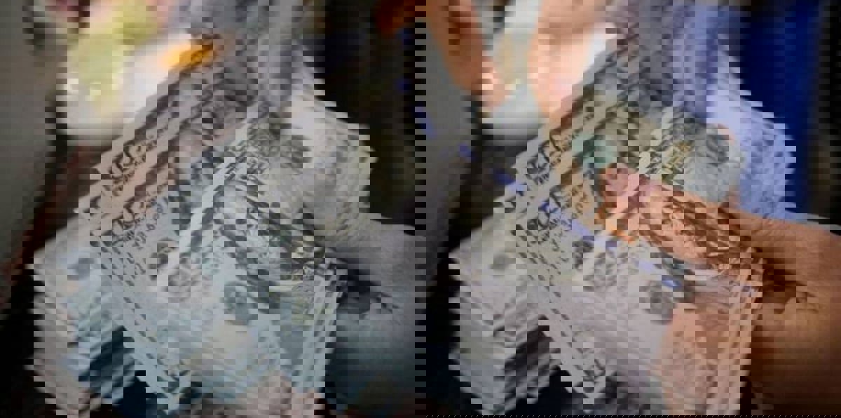 تعافي العقود الآجلة للأسهم الأمريكية يدعم الدولار