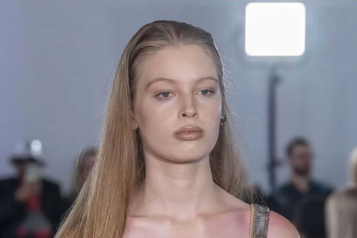 ابنة ماسك المتحولة بإطلالة مبتكرة في أسبوع نيويورك للموضة (فيديو)