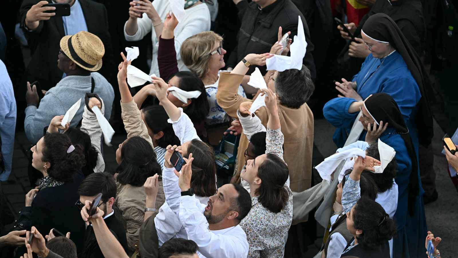 الفاتيكان.. تصاعد الدخان الأبيض وانتخاب بابا جديد (فيديو)