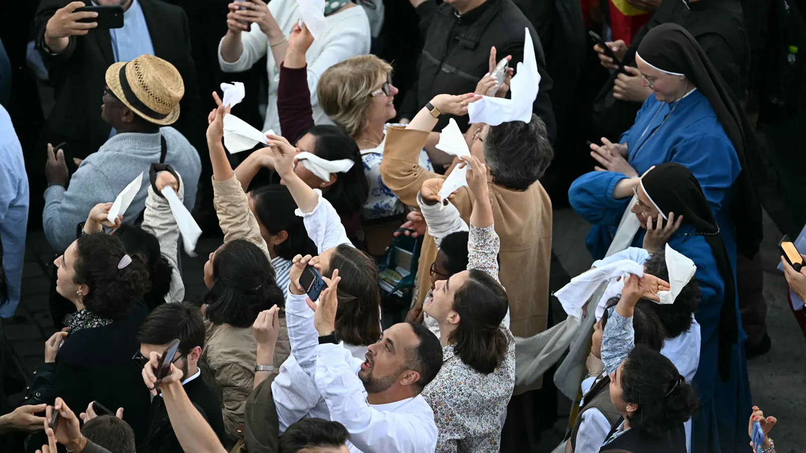 الفاتيكان.. تصاعد الدخان الأبيض وانتخاب بابا جديد (فيديو)