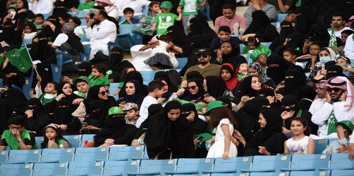 كيف ينظر السعوديون لمن سيحضرن مباريات الدوري في الملاعب؟