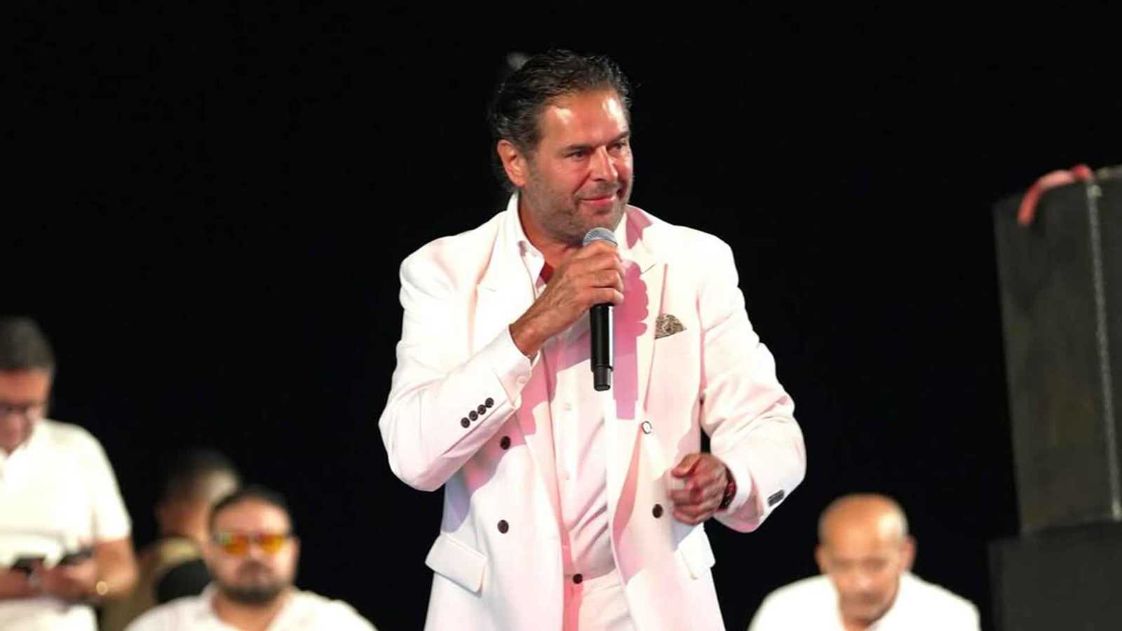 "قبلة جديدة".. راغب علامة يفاجئ مراسلة تلفزيونية (فيديو)