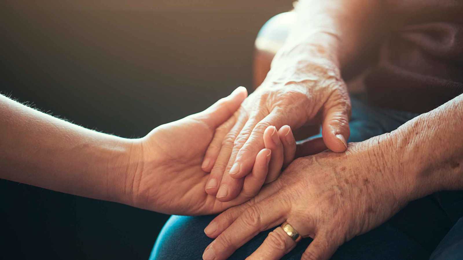 تغيّر حركة الذراع أثناء المشي.. إشارة مبكرة لمرض "باركنسون"