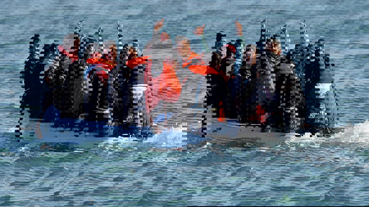 بريطانيا تعتزم ترحيل المهاجرين القادمين عبر المانش.. ما مصير اللاجئين العرب؟