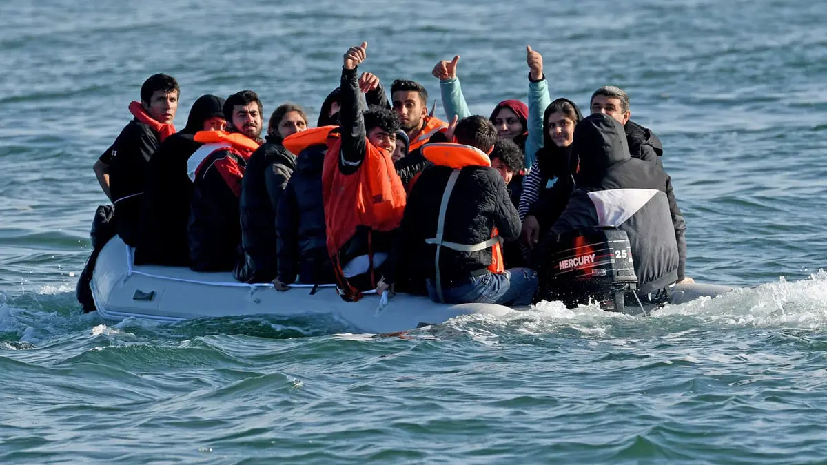 بريطانيا تعتزم ترحيل المهاجرين القادمين عبر المانش.. ما مصير اللاجئين العرب؟