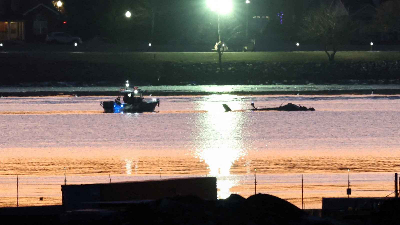 ترامب يحمّل بايدن وأوباما مسؤولية "الكارثة الجوية" في واشنطن