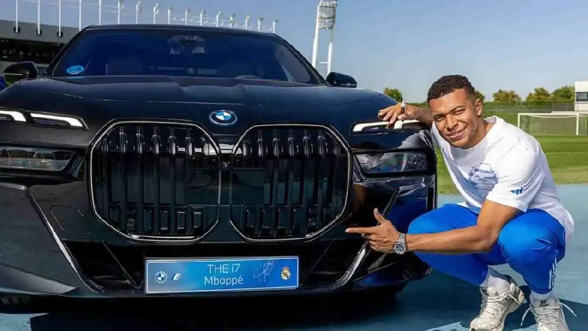 أثارت جدلا.. كم يبلغ سعر سيارة مبابي "الرخيصة"؟ (صور)