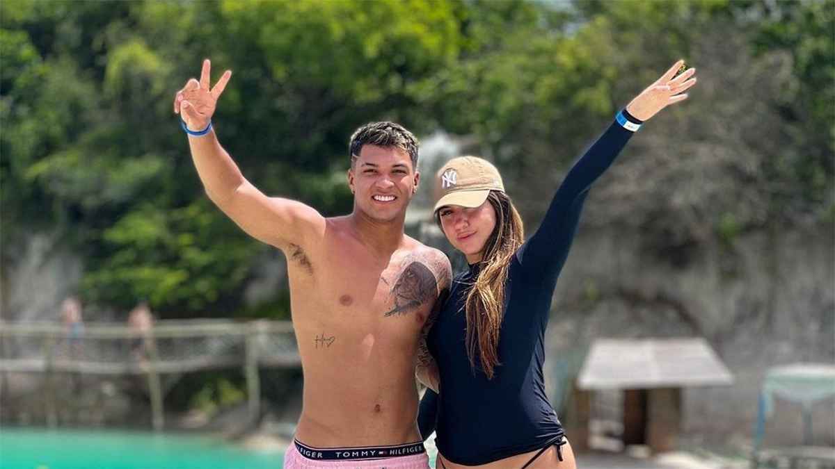 من هي زوجة نجم الهلال التي تسببت في تألقه بكأس العالم للأندية؟ (صور)