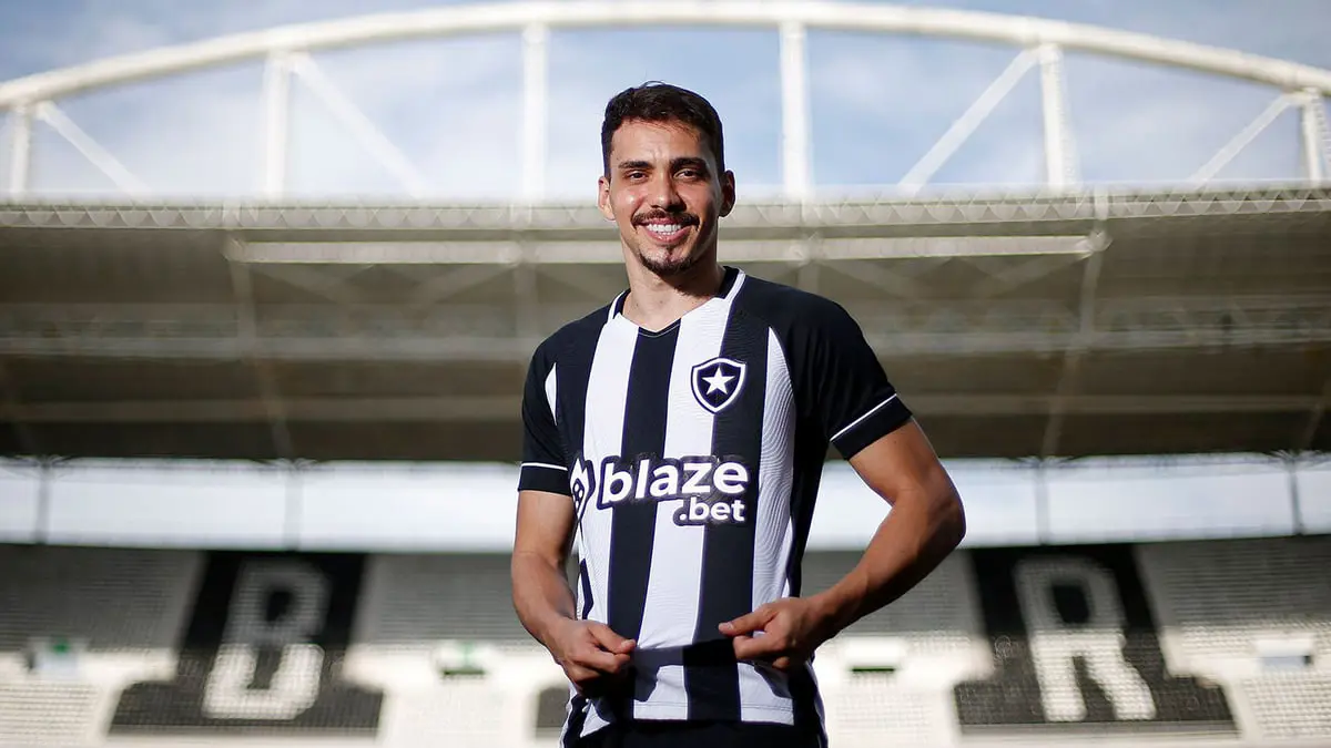 كارلوس إدواردو لاعب الأهلي السعودي ينتقل إلى بوتافوغو البرازيلي