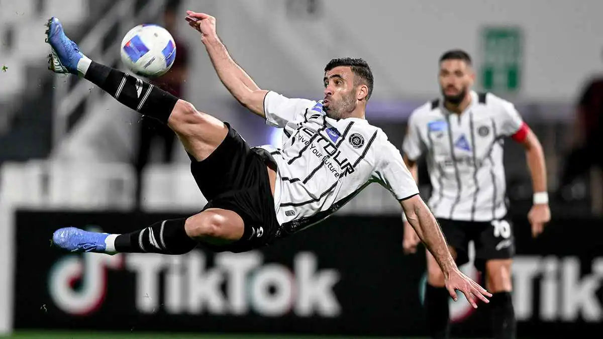 "ميغا هاتريك".. عبدالرزاق حمدالله يسجل 6 أهداف في مباراة واحدة (فيديو)