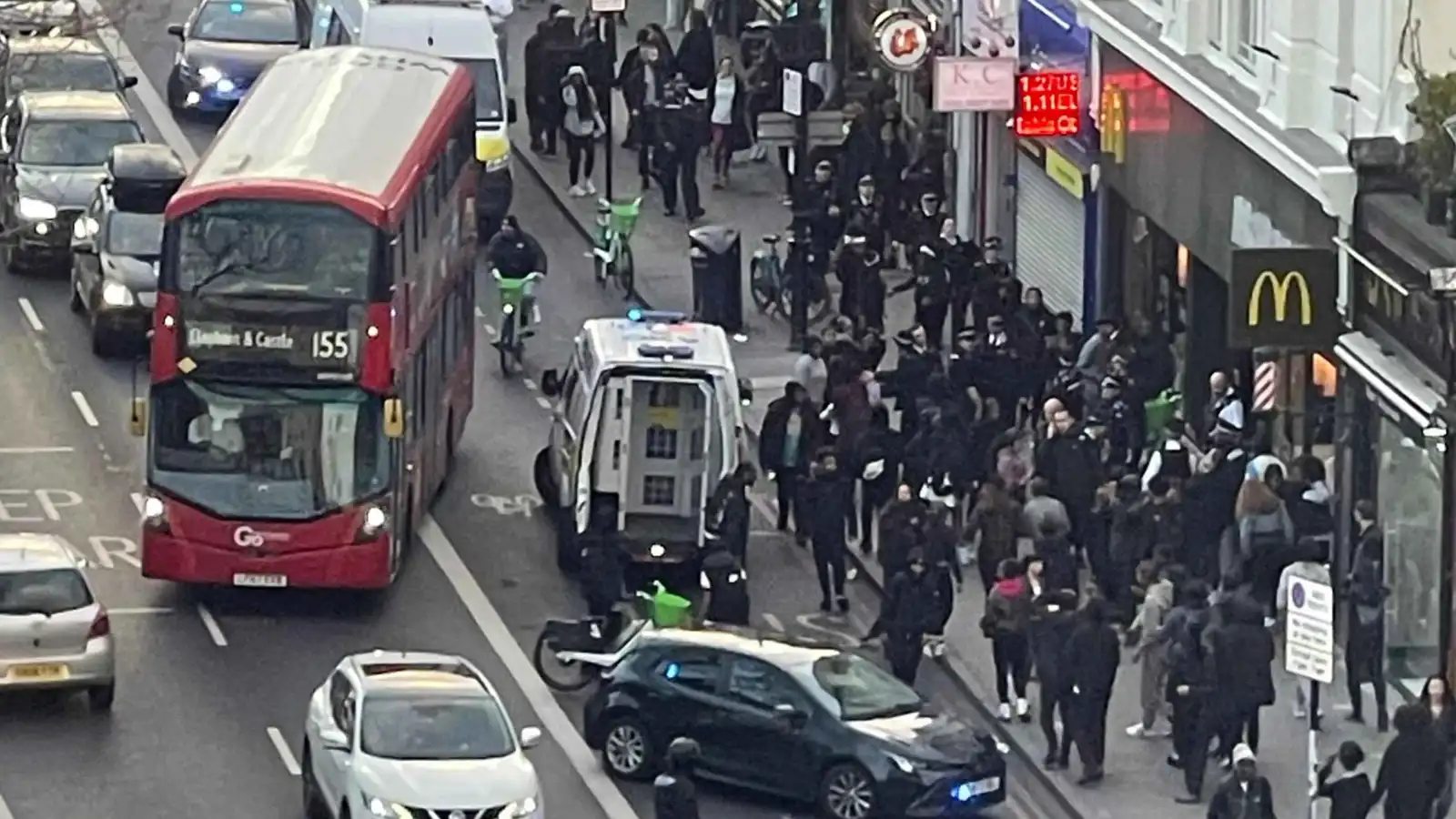 هكذا تحوّل حي راق في لندن إلى ساحة معركة (فيديو)