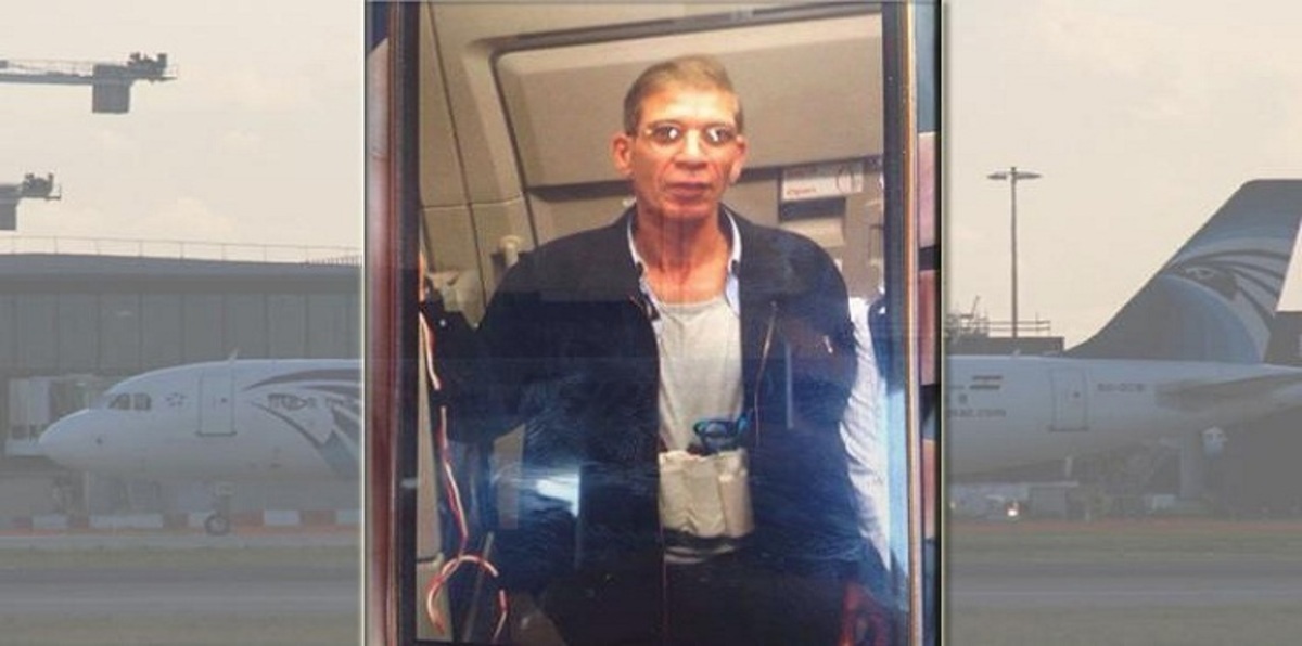 بريطاني يلتقط "سيلفي" مع مختطف الطائرة المصرية (صورة)