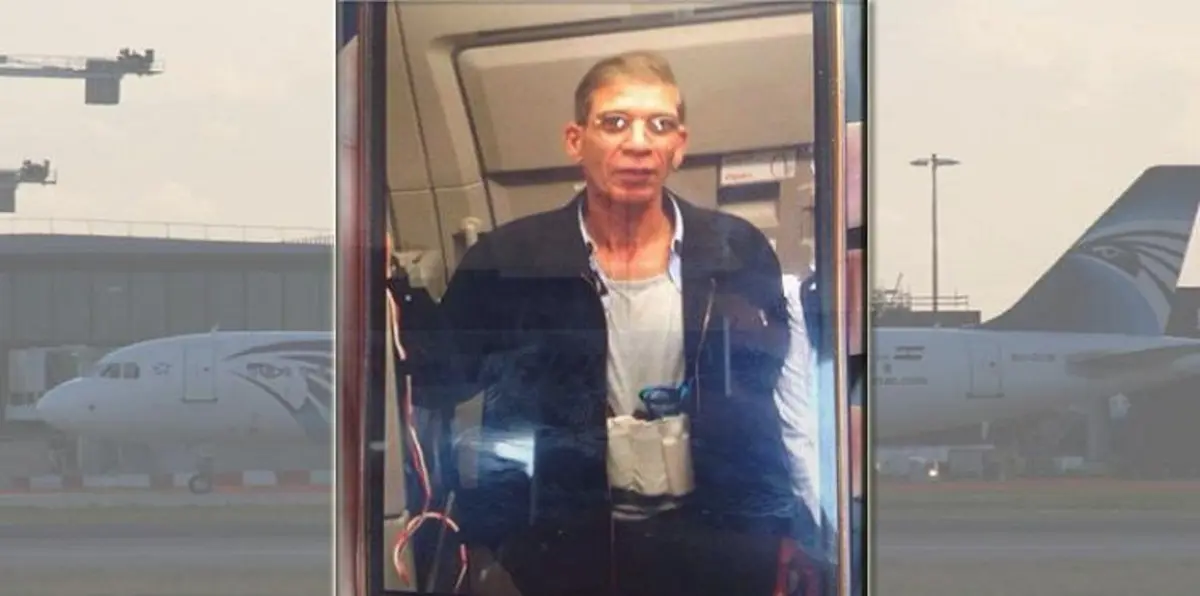 بريطاني يلتقط "سيلفي" مع مختطف الطائرة المصرية (صورة)