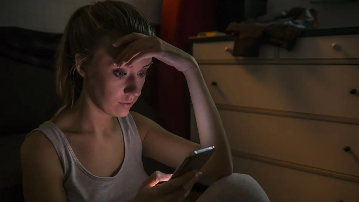 رجل أغوى سيدة عبر الإنترنت وسرق مالها وحرضها على تسميم زوجها