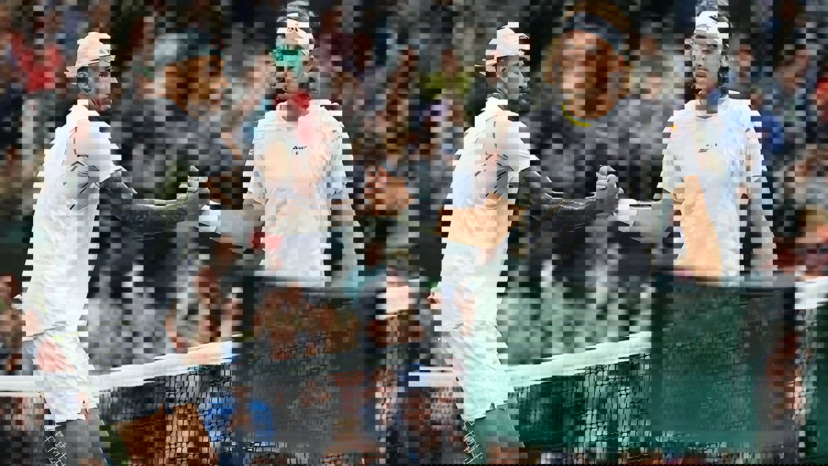 تيتيباس يصف كيريوس بالمتنمر بعد مباراة متوترة في ويمبلدون