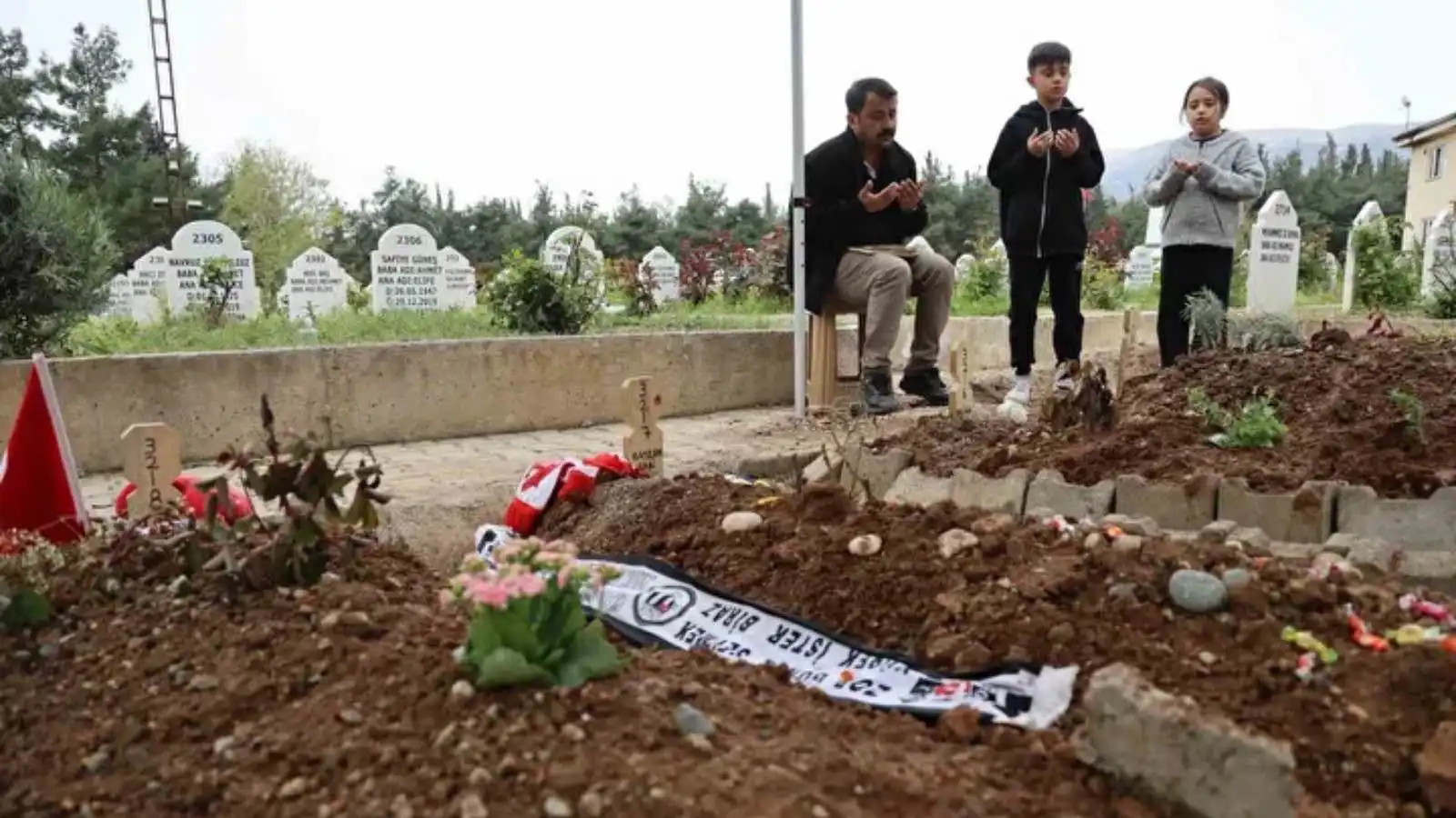 رسائل مؤثرة عند قبور طلاب قضوا بهجوم مروع في تركيا (فيديو)