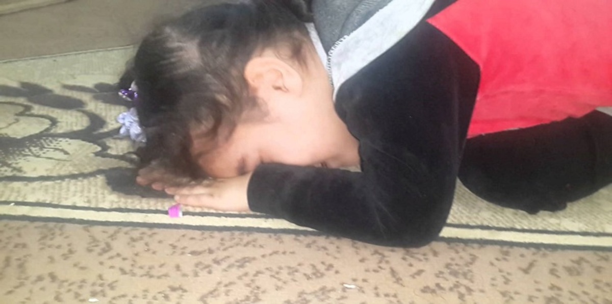 سيدة تحرق قلب طفلة.. وزارة العمل السعودية تبحث عن معلومات تقود للجانية (فيديو)