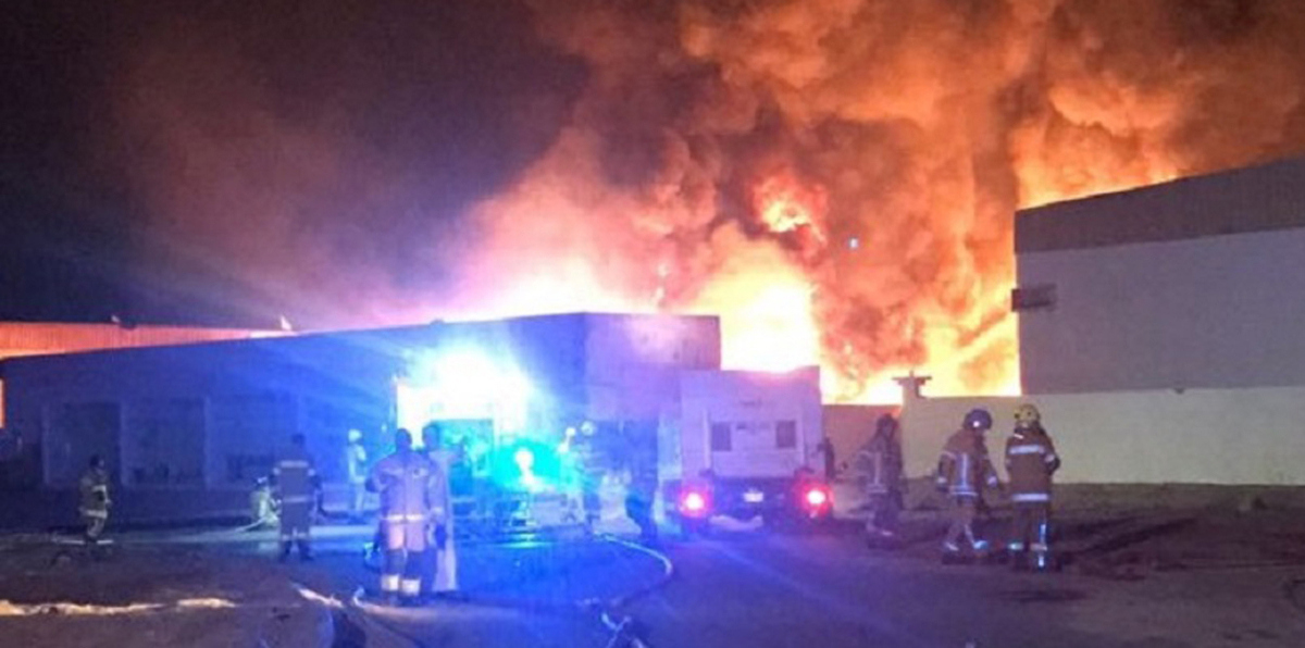 الدفاع المدني الإماراتي يسيطر على حريق صناعية "أم القيوين " بدون إصابات