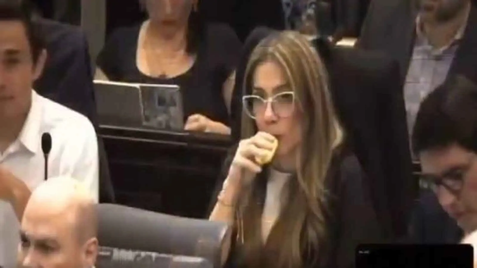 "الكاميرا فضحتها".. نائبة تدخن سيجارة إلكترونية تحت قبة البرلمان (فيديو)