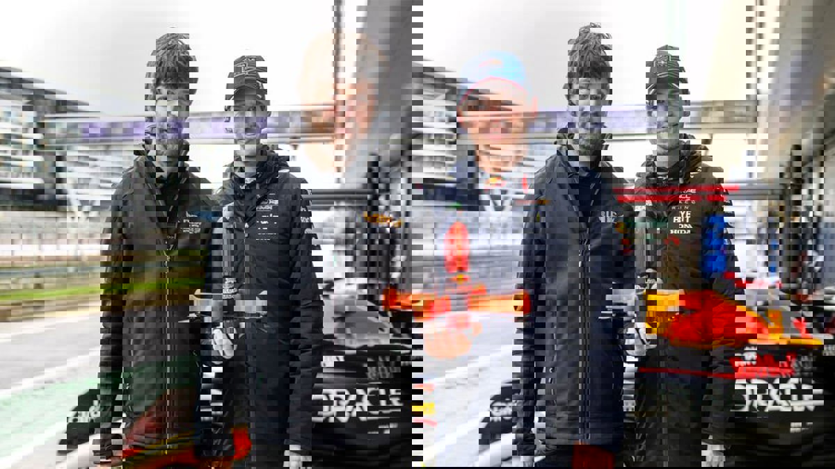 ماكس فيرستابين يخوض سباقا مع أسرع طائرة دون طيار (فيديو)