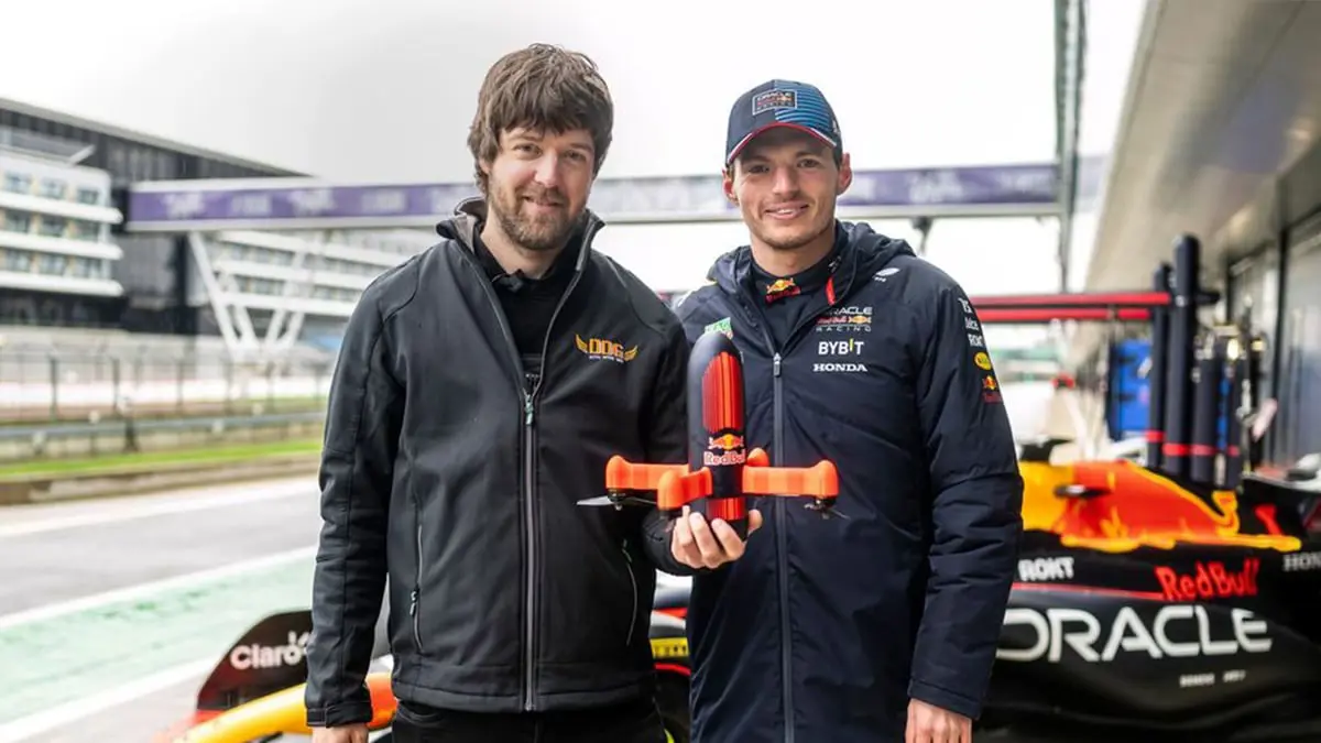 ماكس فيرستابين يخوض سباقا مع أسرع طائرة دون طيار (فيديو)