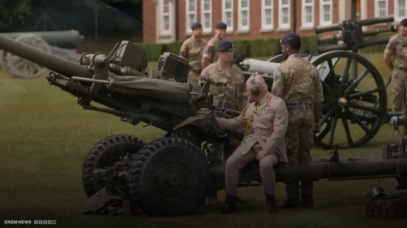 ملك بريطانيا يطلق مدفعا