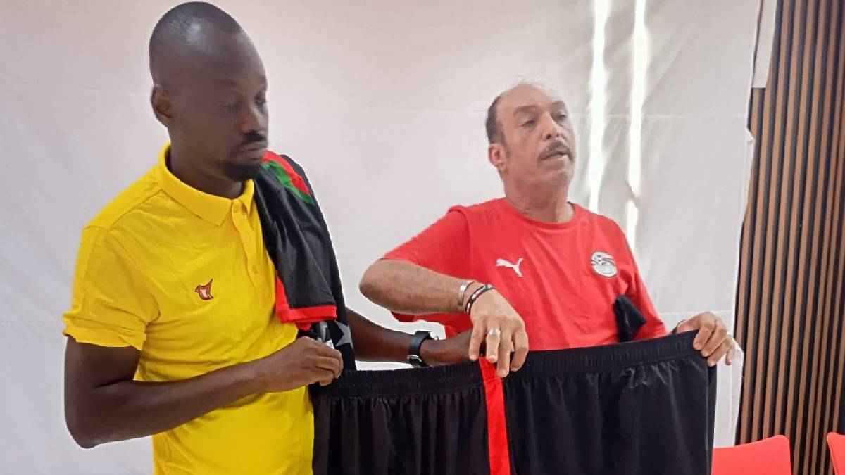 الفيفا ينهي أزمة الملابس قبل مواجهة مصر وبوركينا فاسو