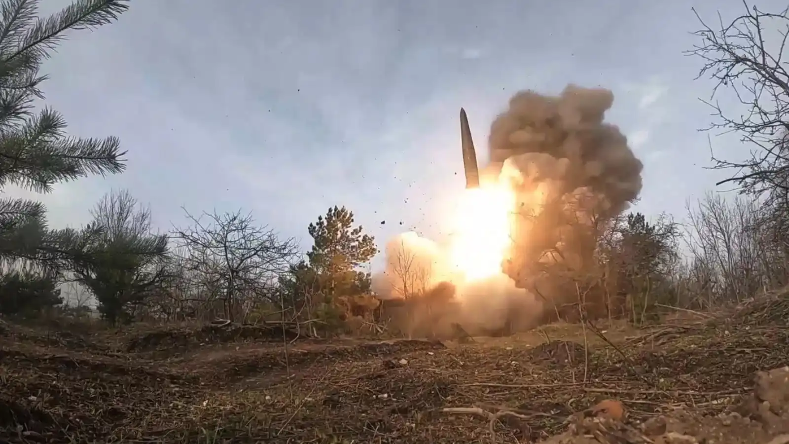 طالت بنية تحتية ومنشآت عسكرية.. ضربات روسية عنيفة تشلّ كييف (فيديو)