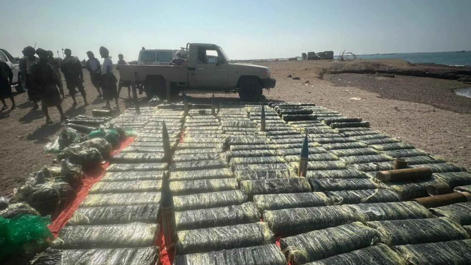 ضبط شحنة ذخائر وصواريخ مهربة للحوثيين قرب باب المندب (فيديو)